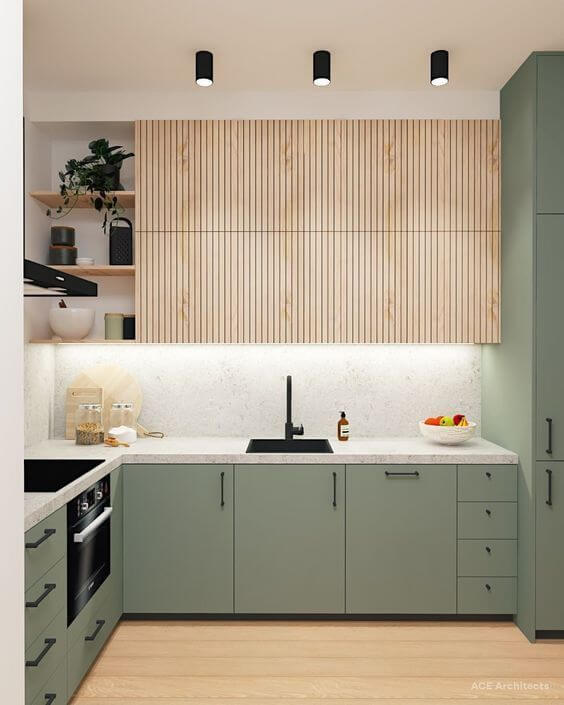 Cozinha planejada verde com painel ripado