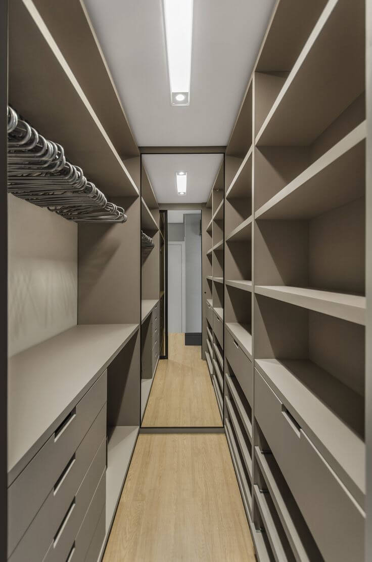 Closet planejado com iluminação embutida