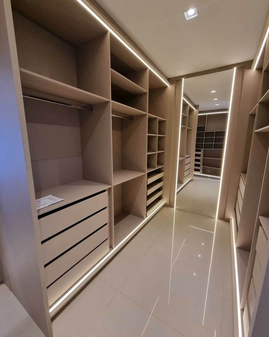 Closet amplo com iluminação LED embutida